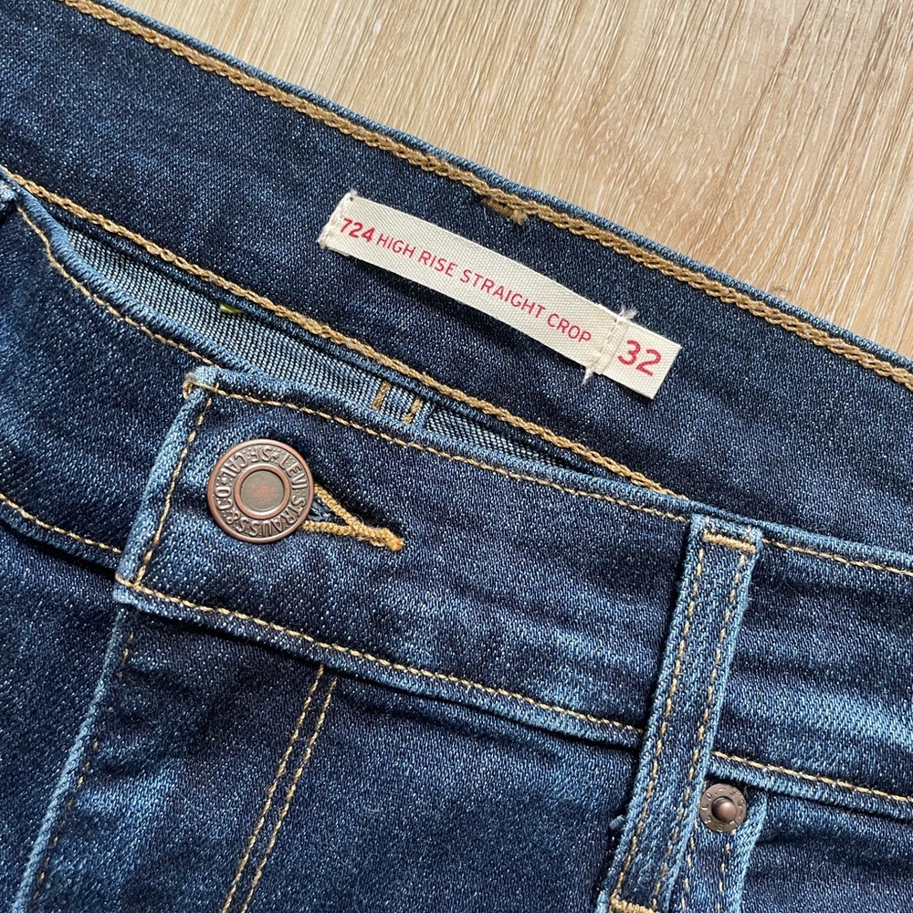 Women’s Levi 724 jeans. Straight leg crop. Size 32.